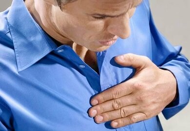 Ungewohnte anhaltende Brustschmerzen können ein Notfall sein: Sofort handeln!