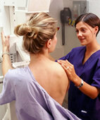 Mammografie: Die medizinisch-technische Radiologieassistentin erklärt den Ablauf