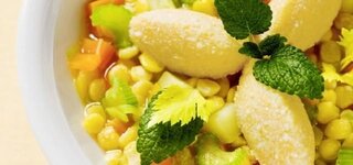 Dicke Erbsensuppe mit Minze und Griesklößchen