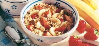 Müsli mit Erdbeeren und Bananen