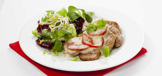 Schweinefilet "Caprese" mit Salat