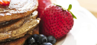 Pancake mit Heidelbeeren und Erdbeeren