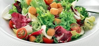Blattsalat mit Croutons