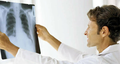 Brustkorb im Röntgenbild: Zu sehen sind Bereiche der Lungen und des Skeletts, Luftröhre, Herz und Zwerchfell