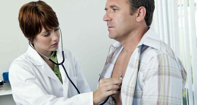 Das Abhören von Herz und Lungen kann dem Arzt wichtige Hinweise geben