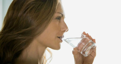 Bei Blasenentzündung ausreichend Flüssigkeit trinken
