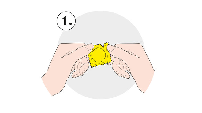 Zwei Hände halten ein verpacktes Kondom und reißen vorsichtig die Folie auf.