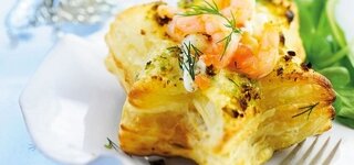 Blätterteigstern mit gehackten Wasabi Erdnüssen und Garnelen
