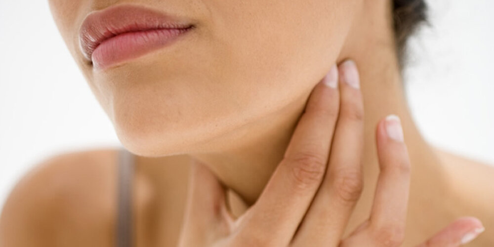 Halsschmerzen: Allergien, andere Krankheiten, Reizstoffe | Apotheken Umschau