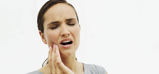 Frau hat Zahnschmerzen