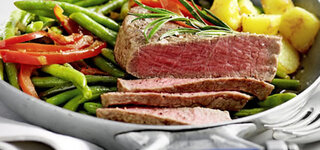 Rinderfilet auf Bohnen und Paprika mit Rosmarinkartoffeln