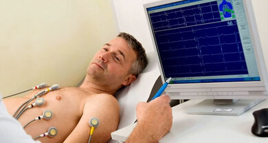 Aufzeichnung einer Herzstromkurve (EKG)