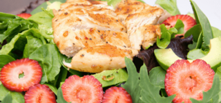 Salat mit Putenstreifen, Erdbeeren und Avocado