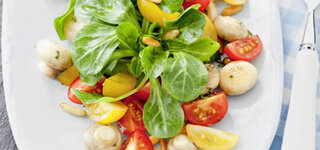 Feldsalat mit Tomaten und Pilze