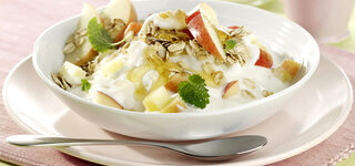 Müsli mit Apfel, Joghurt und Honig
