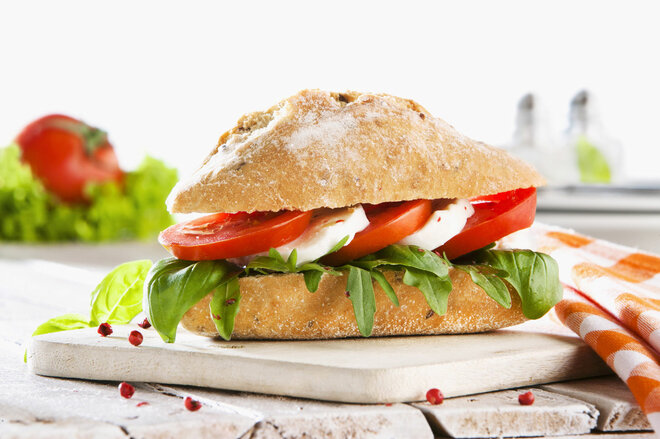 Sandwich mit Tomate und Mozzarella