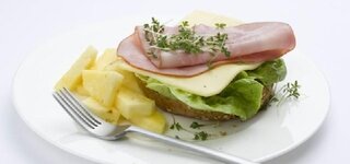Knäckebrot mit Ananas, Käse und Schinken