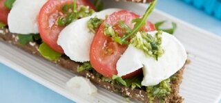 Vollkornbrot mit Tomate und Mozarella
