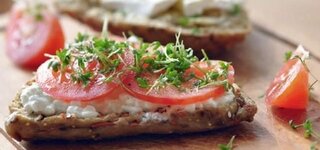Vollkornsemmel mit Hüttenkäse und Tomaten