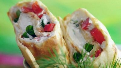 Frischkäse-Wrap mit Paprika und Feldsalat