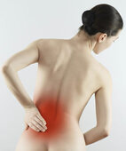 Der untere Rücken und das Gesäß schmerzen vor allem nach längeren Ruhephasen? Mögliches Zeichen für Morbus Bechterew