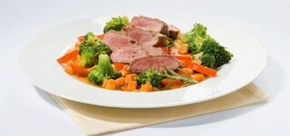 Gemüsepfanne mit Lammfilet