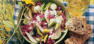 Magdeburger Rotkohl-Lauch-Salat mit Birnen in Schüssel