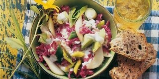 Magdeburger Rotkohl-Lauch-Salat mit Birnen in Schüssel