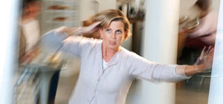 Frau hat Schwindelanfall