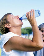 Gegen Feuchtigkeitsverlust: Bei Hitze und Sport das Trinken nicht vergessen