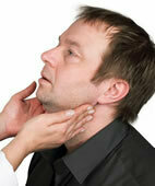 Trockener Mund, Schwellungen am Hals und hinter den Ohren: Möglicherweise sind die Speicheldrüsen betroffen