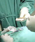Ein Bänderriss muss manchmal operiert werden. Häufiger ist jedoch eine Therapie ohne Operation möglich