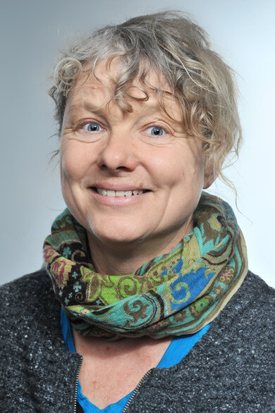 Dr. Marion Koll-Krüsmann ist psychologische Psychotherapeutin und fachliche Leiterin von PSU akut, einem gemeinnützigen Verein, der Menschen im Gesundheitswesen im Umgang mit psychischen Belastungen unterstützt