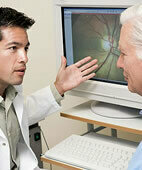 Beim Augenarzt: Sehprobleme haben mitunter Halluzinationen zur Folge