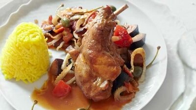 Knoblauch-Kaninchen mit Caponata-Gemüse und Reis-Safran-Timbal