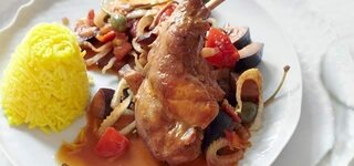 Knoblauch-Kaninchen mit Caponata-Gemüse und Reis-Safran-Timbal