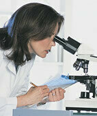 Oft aufschlussreich: Die Untersuchung einer Gewebeprobe unter dem Mikroskop