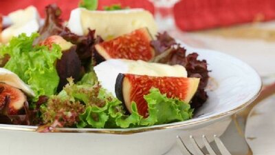 Salat mit Feigen und Weichkäse