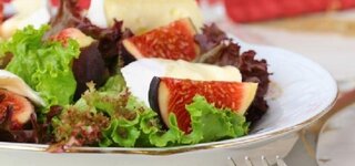 Salat mit Feigen und Weichkäse