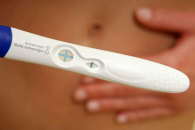 Schwangerschaftstest positiv &#x96; Einige Frauenärzte empfehlen dann auch gleich eine Testung auf Toxoplasmose