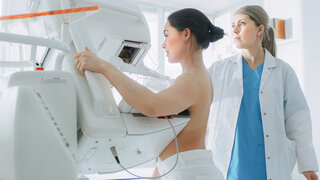 Frau bei der Mammographie