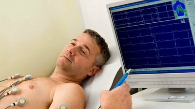 Mann bei der EKG-Untersuchung