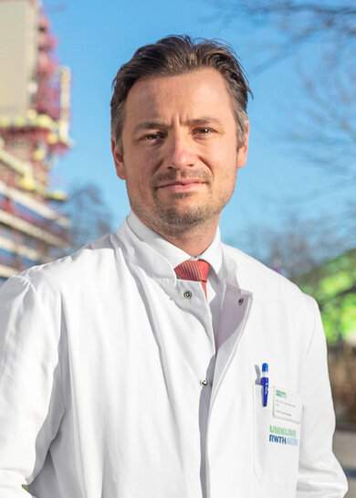 „Patientinnen und Patienten sollten die Schiene nicht dauerhaft tragen müssen“: Prof. Michael Wolf, Direktor der Klinik für Kieferorthopädie am Universitätsklinikum Aachen