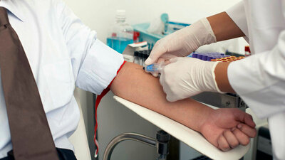 Krankenschwester bei der Blutabnahme