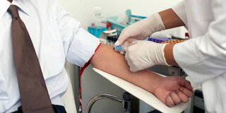 Krankenschwester bei der Blutabnahme