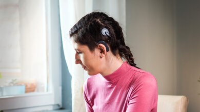 Hören per Cochlea-Implantat: Hinter dem Ohr sitzt ein Mikrofon mit Sprachprozessor, ein Kabel führt zur Sendespule auf der Kopfhaut