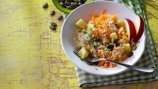 Hirse-Sauerkraut-Salat mit Kürbiskernen 