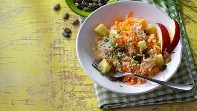 Hirse-Sauerkraut-Salat mit Kürbiskernen.