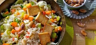 Scharfe Reis-Pfanne mit Salzmandeln und Tofu