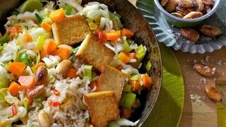 Scharfe Reis-Pfanne mit Salzmandeln und Tofu